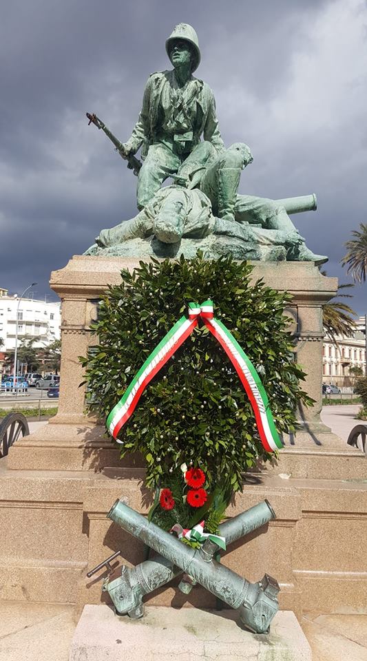 Messina, monumento ai caduti deturpato: posta una corona d’alloro in attesa della cancellazione