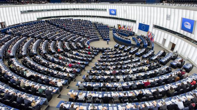 Parlamento Ue: cancellato il blocco dei fondi per chi viola il bilancio