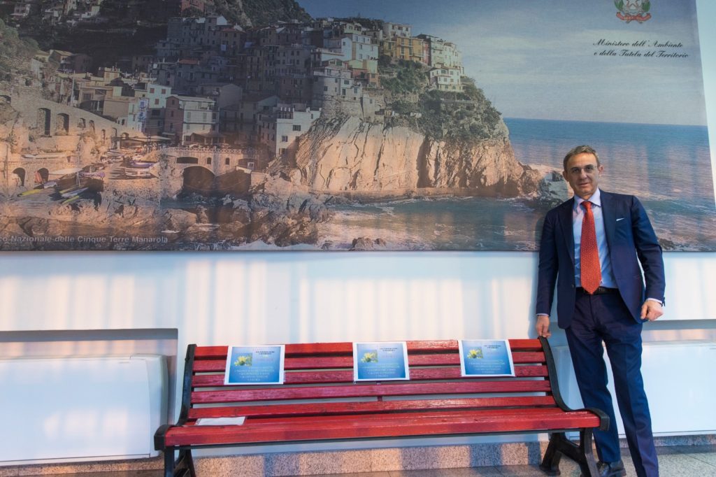 Una panchina rossa all’ingresso del Ministero dell’Ambiente: “donna non è assenza di rispetto”