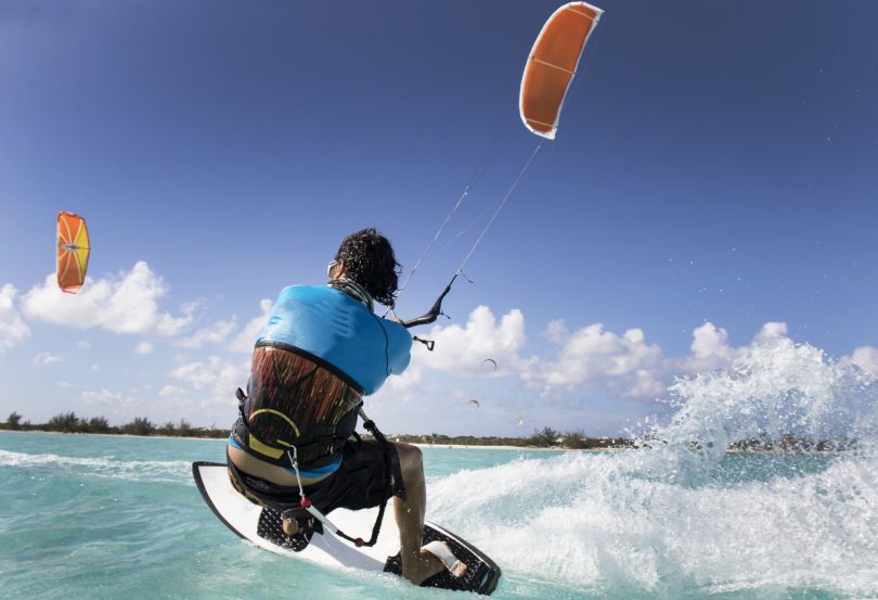 Vento lo scaraventa contro auto: turista tedesco morto mentre faceva kitesurf a Marsala