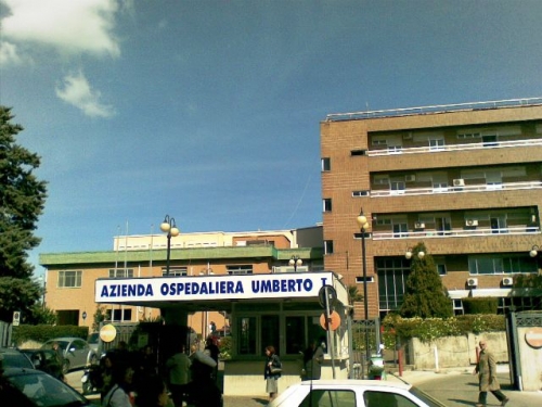 Cede intonaco dal soffitto dell’ospedale: feriti due pazienti a Siracusa