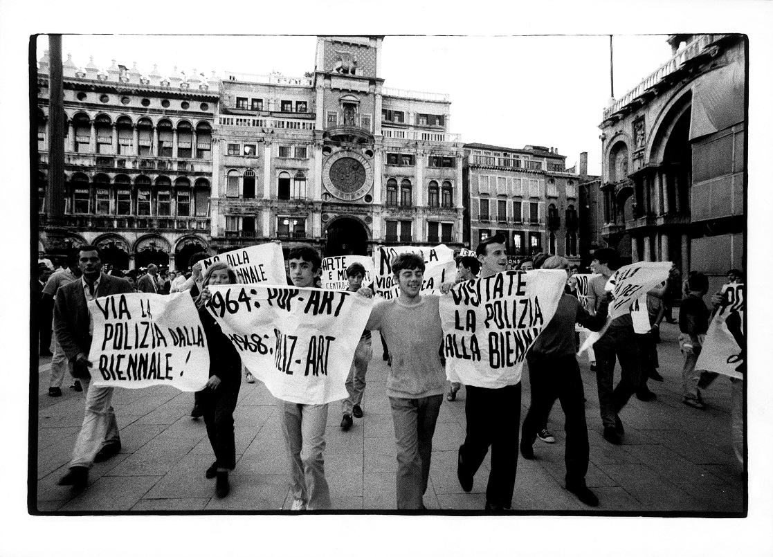 La rivolta degli artisti alla Biennale di Venezia del 1968 nelle foto di Ugo Mulas