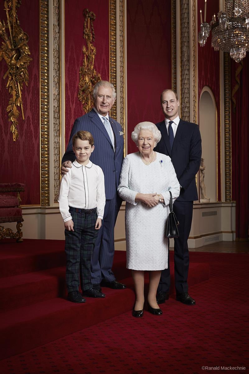 The Royal Family: la regina Elisabetta e i tre eredi al trono accolgono il nuovo decennio con un ritratto fotografico