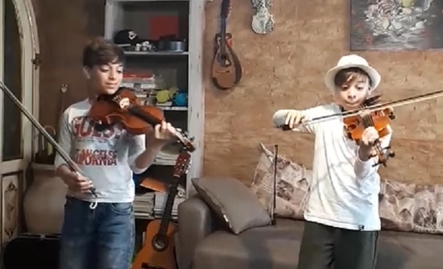 Mirko e Valerio: i piccoli grandi violinisti siciliani insieme a Chris Martin dei Coldplay [VIDEO]