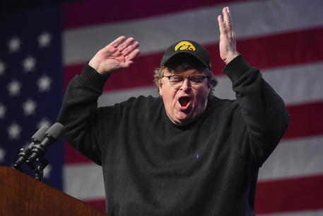 Michael Moore avverte i democratici: Trump potrebbe vincere di nuovo